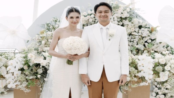 Deva Mahenra dan Mikha Tambayong menikah pada Sabtu (28/1/2023) di The Ritz-Carlton, Nusa Dua, Bali. (ANTARA/HO)