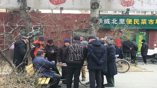 Sejumlah warga berusia lanjut melakukan aktivitas di luar rumah dengan bermain mahjong di Taman Panjiayuan, Kota Beijing, China, Kamis (12/1/2023), seiring dengan pelonggaran protokol kesehatan antipandemi COVID-19. ANTARA/M. Irfan Ilmie