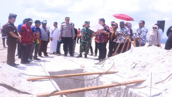 Penjabat Wali Kota Jayapura Frans Pekey (kedua dari kiri) melihat ukuran makam di TPU Kristen Bumi Perkemahan Waena, Kamis (30/3/2023). (ANTARA/HO-Humas Pemkot Jayapura)