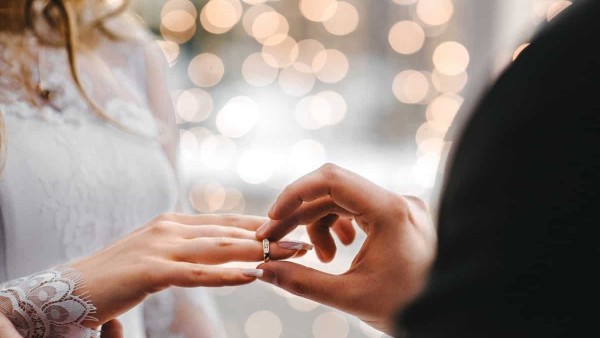 Ilustrasi memasang cincin pernikahan (net).