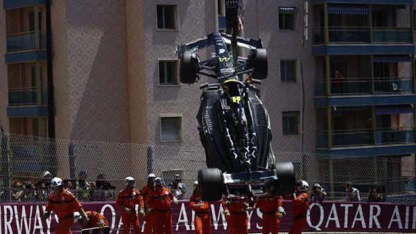 Sejumlah marshal menderek mobil dari pembalap Mercedes Lewis Hamilton setelah tabrakan dalam sesi latihan menjelang balapan Grand Prix Formula 1 di Monte Carlo, Monaco, Sabtu (27/5/2023). Pembalap Red Bull Racing Max Verstappen akhirnya mencatatkan waktu terbaik 1 menit 12,776 detik dalam latihan bebas tersebut. ANTARA FOTO/Reuters/Stephane Mahe/nym.