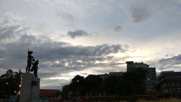 Suasana kawasan Tugu Tani yang berawan, BMKG memperkirakan Jakarta akan berawan pada Jumat. ANTARA/Maryati/am.