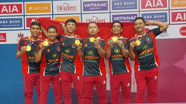 Atlet para-bulu tangkis berpose sambil memegang medali emas setelah mengalahkan Malaysia di partai final beregu putra di Stadion National Morodok Tekno, Phnom Penh pada Sabtu 03 Juni 2023. ANTARA/Aditya Ramadhan