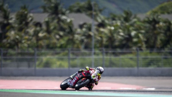 Arsip foto - Pebalap Aruba.it Racing-Ducati Alvaro Bautista memacu kecepatan saat Race 2 WSBK 2023 di Pertamina Mandalika International Street Circuit di KEK Mandalika, Praya, Lombok Tengah, NTB, Minggu (5/3/2023). (ANTARA FOTO/M Agung Rajasa/nym.)