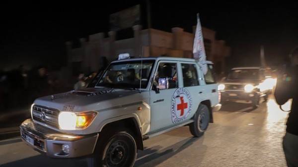 Kendaraan milik transportasi Komite Palang Merah Internasional melepaskan sandera menuju penyeberangan Rafah di Jalur Gaza selatan (24/11/2023). ANTARA/Xinhua/Rizek Abdeljawad/aa.