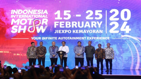 Presiden Republik Indonesia Joko Widodo membuka The 31th Indonesia International Motor Show (IIMS) 2024, di Jiexpo Jakarta, Kamis 15 Februari 2024. Foto : Humas PLN