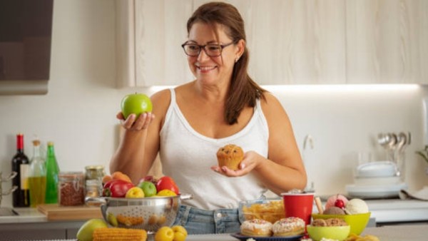 Buah-buahan mengandung antioksidan, serat, dan vitamin esensial, tetapi beberapa buah juga mengandung gula, yang dapat meningkatkan kadar gula darah dan menyebabkan penambahan berat badan.