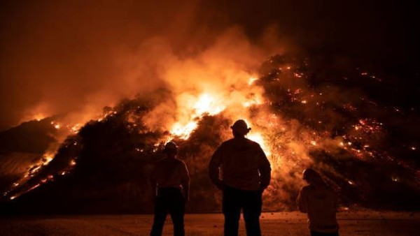 Petugas pemadam kebakaran bekerja di Bobcat Wildfire di perbukitan di atas Los Angeles.