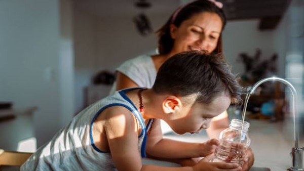 Penelitian ini menjadi perhatian penting, mengingat penggunaan fluoride yang luas dalam air minum dan produk sehari-hari, serta dampaknya terhadap kesehatan generasi mendatang.