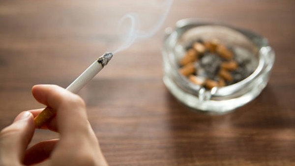 Merokok terkait dengan berbagai penyakit kronis, termasuk kanker, penyakit paru-paru, penyakit jantung, dan gangguan neurologis.