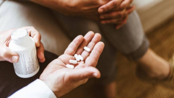 Penderita hipertensi wajib mengonsumsi obat sesuai resep dokter sebagai bagian dari penanganan medis yang tepat.