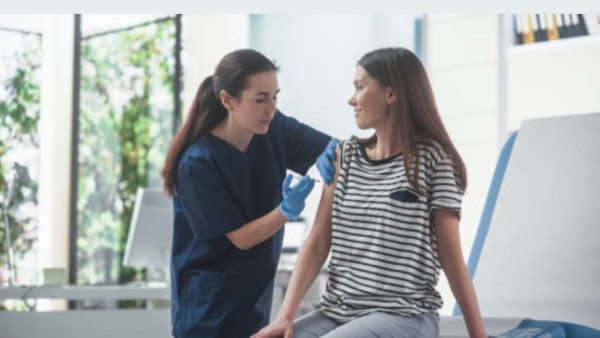 Vaksin herpes zoster disarankan bagi orang dewasa yang berusia di atas 50 tahun, serta bagi mereka yang berusia lebih dari 18 tahun dengan kondisi imunokompromais, seperti pasien yang menjalani kemoterapi atau mengonsumsi dosis tinggi steroid.