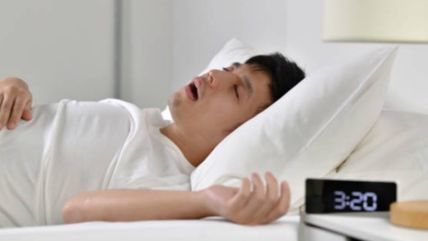 Apnea tidur terjadi ketika pernapasan terhenti berulang kali saat tidur, selama 10 hingga 30 detik atau lebih setiap kali.