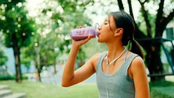 Penelitian terbaru yang diterbitkan di Journal of Agricultural and Food Chemistry mengungkap bahwa memanaskan smoothie dengan suhu tinggi alias teknik pasteurisasi panas bisa bikin senyawa sehat di dalamnya—seperti polifenol—lebih mudah diserap usus. Polifenol ini penting banget karena bisa bantu melindungi tubuh dari penyakit jantung dan gangguan otak seperti Alzheimer.