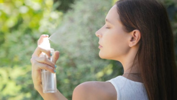 api ternyata, menurut para dermatolog, banyak orang yang selama ini salah cara pakainya—dan akibatnya, kulitmu bisa tetap terbakar meski udah semprot-semprot.