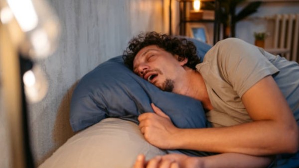 Sebuah studi baru menunjukkan bahwa risiko mengalami obstructive sleep apnea (OSA) — gangguan pernapasan saat tidur — bisa meningkat hampir 50 persen di akhir abad ini gara-gara perubahan iklim.