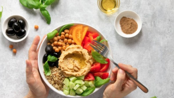 Sebuah penelitian kecil yang baru saja terbit menemukan kalau pola makan yang satu ini juga bisa bantu meredakan gejala Irritable Bowel Syndrome (IBS) alias sindrom iritasi usus besar.