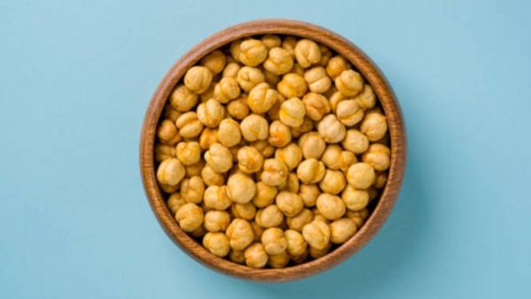 Menurut penelitian terbaru, mengonsumsi satu cangkir kacang hitam atau chickpeas (kacang arab) setiap hari bisa membantu menurunkan kolesterol dan meredakan peradangan, terutama buat kamu yang punya kondisi pradiabetes.