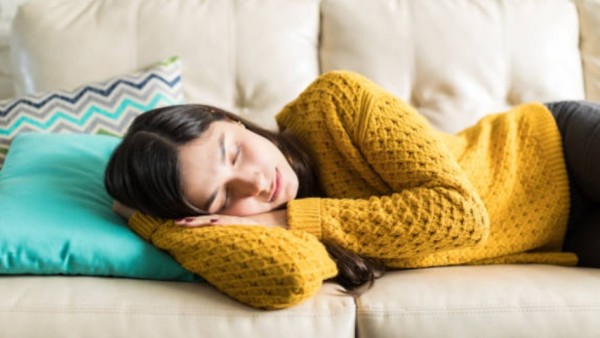 Dalam sebuah studi terbaru yang belum lama ini dipublikasikan di jurnal Sleep, para peneliti menemukan bahwa kebiasaan tidur siang yang terlalu lama, terlalu siang, atau waktunya tidak teratur bisa berkaitan dengan peningkatan risiko kematian, terutama pada orang dewasa yang lebih tua.