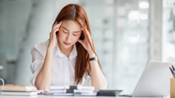 Sebuah penelitian terbaru dari Norwegian University of Science and Technology menemukan bahwa kurang tidur bikin gejala migrain jadi jauh lebih buruk. Bukan cuma karena kamu lelah, tapi karena otakmu sendiri jadi “malas” bekerja untuk meredam rasa sakit.