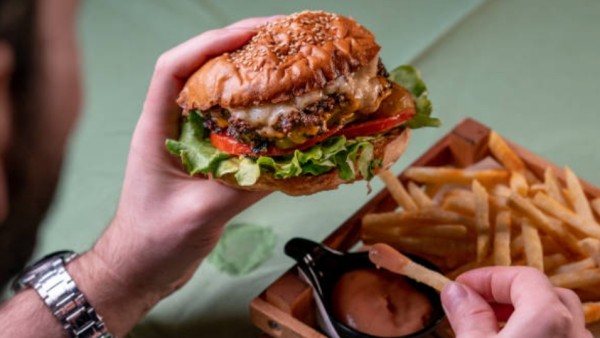 Para ilmuwan dari UT Health San Antonio baru saja menemukan obat kecil berbasis molekul yang bisa mencegah penambahan berat badan dan kerusakan hati, bahkan saat kamu terus-terusan makan junk food.
