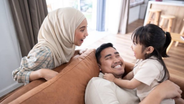 Penelitian terbaru dari University College London menunjukkan bahwa walaupun orang tua di usia awal 30-an cenderung lebih bahagia dan punya gejala depresi yang lebih sedikit, kondisi sosial dan ekonomi mereka juga sangat menentukan kesehatan mental secara keseluruhan.