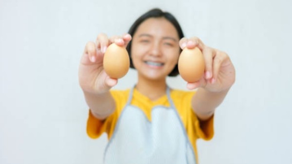 Makan dua butir telur setiap hari, dalam pola makan tinggi kolesterol tapi rendah lemak jenuh, justru bisa menurunkan kadar LDL alias kolesterol jahat—dan itu berarti risiko penyakit jantung pun ikut turun.