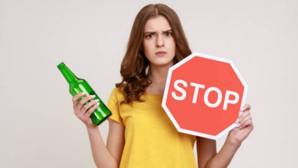 Dalam waktu 24 jam saja, tubuh sudah mulai membersihkan diri dari alkohol. Kamu akan merasa lebih segar karena tubuh tidak lagi kehilangan cairan berlebihan yang bikin dehidrasi. Otakmu mulai bekerja lebih jernih, energi mulai naik, dan sistem pencernaan mulai membaik.
