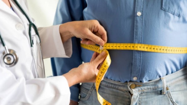 Sebuah studi terbaru dari JAMA Network Open bikin banyak orang tercengang. Dalam penelitian yang dilakukan oleh tim dari Universidad de Chile ini, terungkap bahwa obesitas jangka panjang ternyata berkaitan erat dengan tanda-tanda biologis penuaan dini—dan ini terjadi bahkan saat usia kita baru menginjak akhir 20-an!