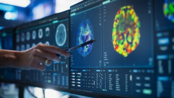 Dalam penelitian yang dipublikasikan di Frontiers in Endocrinology, tim ilmuwan dari Qatar dan Yordania menunjukkan bahwa gen SDR42E1 punya peran krusial dalam menyerap vitamin D dari usus dan mengubahnya menjadi bentuk aktif bernama kalsitriol. Kalsitriol ini bukan main-main, karena selain penting untuk metabolisme kalsium dan fosfat, ia juga bisa mengatur pertumbuhan sel dan membantu tubuh melawan penyakit.