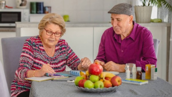 Sebuah studi baru dari University of Hawaiʻi Cancer Center membuktikan kalau memperbaiki pola makan—even di usia paruh baya atau lanjut—masih bisa menurunkan risiko terkena Alzheimer dan berbagai jenis demensia.