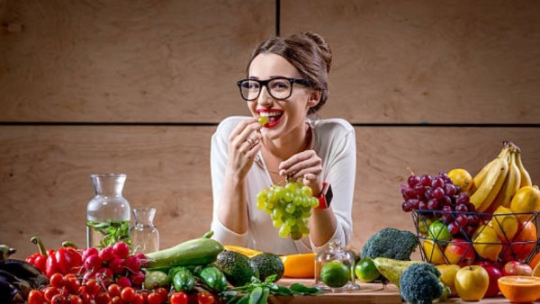 Studi dari Virginia Tech Carilion School of Medicine tahun 2023 menemukan bahwa carotenoids—micronutrien yang banyak ditemukan di buah dan sayur—punya peran penting buat kesehatan otak.