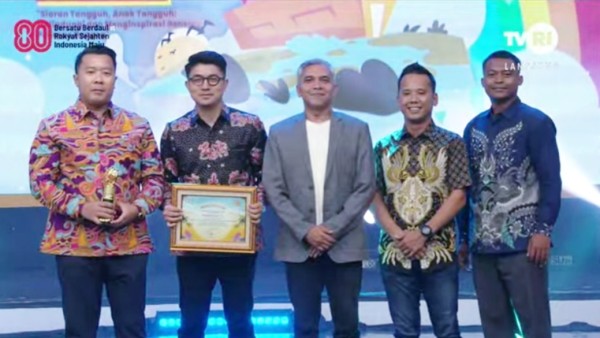 Direktur Nusantara TV Randy Tampubolon (kiri) bersama Pimpinan Redaksi Nusantara TV Abraham Silaban (kiri kedua) pada puncak acara Anugerah Penyiaran Ramah Anak 2025 yang diselenggarakan KPI.