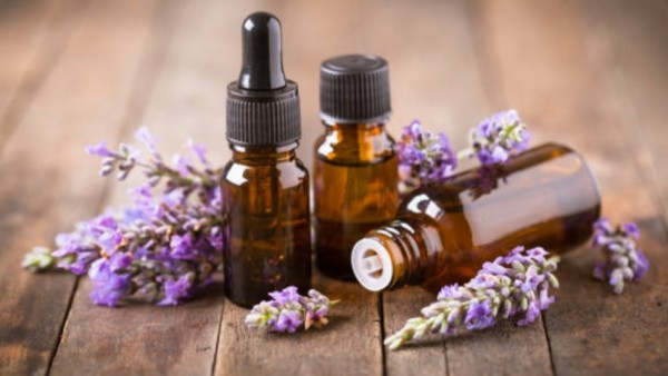 Sebuah uji klinis terkontrol acak yang dilakukan di Sanbo Brain Hospital, Tiongkok, menunjukkan bahwa pasien yang menghirup minyak esensial lavender selama tujuh malam berturut-turut pascaoperasi mengalami tidur yang lebih dalam, kecemasan yang berkurang, dan durasi delirium yang lebih singkat.
