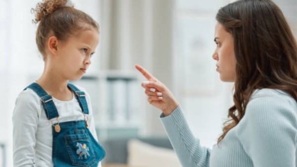 Tapi sebuah studi besar yang dilakukan di Inggris dan Wales membuktikan bahwa pelecehan verbal saat kecil bisa berdampak serius pada kesehatan mental saat dewasa—bahkan setara dengan kekerasan fisik.