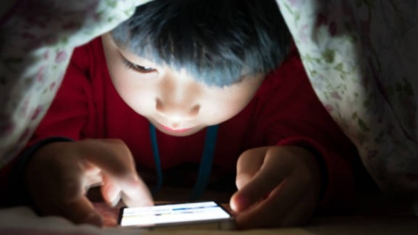Para peneliti menemukan bahwa efek buruk screen time semakin kuat pada mereka yang tidur lebih sedikit, sementara tidur yang cukup mampu menjadi pelindung alami bagi jantung dan metabolisme.