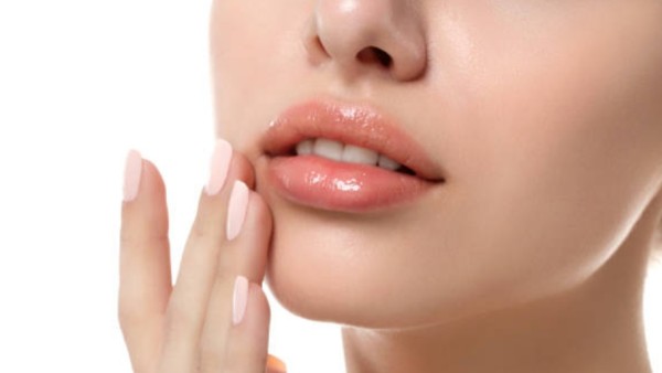 Ingat, setiap orang memiliki warna dan bentuk bibir yang unik. Tak perlu membandingkan diri dengan selebritas atau iklan. Fokus saja pada kesehatan dan kenyamanan bibir kamu sendiri.  Dengan perawatan yang sederhana dan rutin, bibir sehat dan merona bisa kamu dapatkan tanpa repot.
