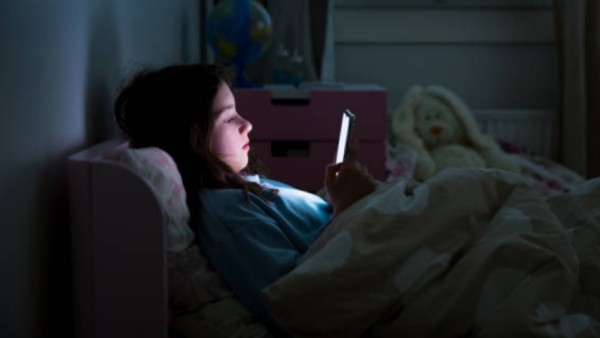 Layar ponsel memancarkan cahaya biru yang menipu otak seolah masih siang hari, sehingga produksi melatonin — hormon pengatur tidur — tertunda.