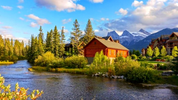 Keindahan Canmore sama menakjubkannya dengan Banff. Pegunungan bersalju, aliran sungai jernih, dan padang bunga liar di musim panas menjadikan tempat ini begitu memikat.
