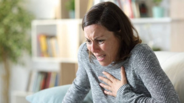 Faktor lain yang sering menjadi pemicu adalah spontaneous coronary artery dissection (SCAD), yaitu robekan pada dinding arteri yang membuat darah terperangkap, kemudian emboli atau gumpalan darah yang berpindah dari bagian tubuh lain, serta kondisi tubuh tertentu seperti anemia yang meningkatkan stres pada jantung.