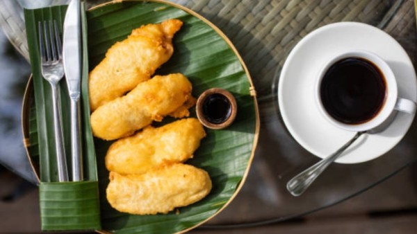 Gorengan dan kopi sama-sama bisa berdampak buruk pada kolesterol. Jika digabung, keduanya berpotensi meningkatkan risiko penyakit jantung karena kadar lemak jahat (LDL) bisa meningkat.