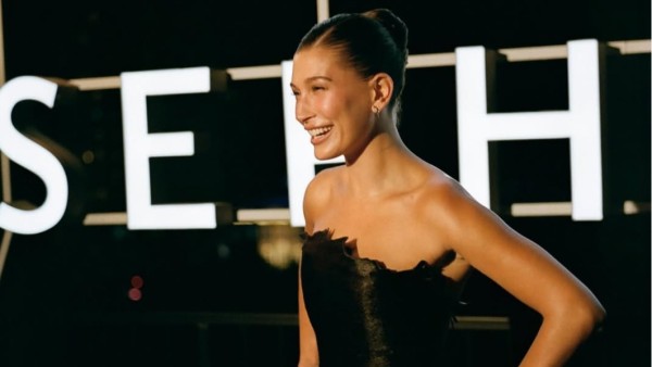 Penampilannya kali ini membuktikan bahwa tren fashion bisa memadukan keberanian dengan elegansi, sekaligus mengukuhkan status Hailey sebagai ikon gaya yang selalu ditunggu penggemar.