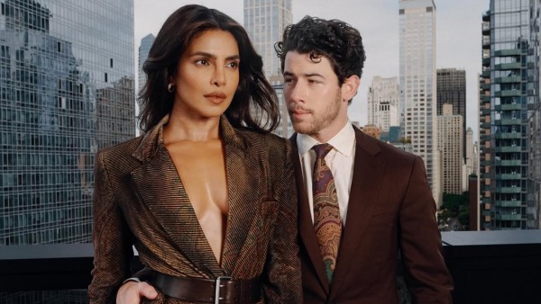 Aktris Baywatch itu tampil dalam balutan blazer panjang bermodel plunging yang dipakainya tanpa dalaman, dipadukan dengan rok sheer panjang bernuansa cokelat dengan motif jacquard.