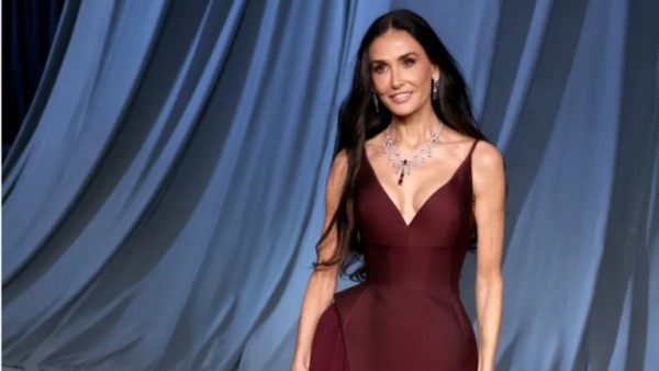 Malam itu, Demi Moore membuktikan bahwa pesona sejati tidak mengenal usia. Dengan keanggunan dan kepercayaan diri, ia sekali lagi menegaskan statusnya sebagai salah satu ikon fashion Hollywood yang tak tergantikan.