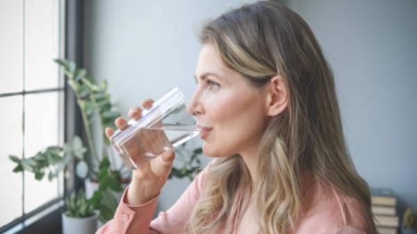 Sebuah penelitian terbaru yang diterbitkan dalam Journal of Applied Physiology menemukan bahwa orang yang terbiasa minum sedikit air setiap hari cenderung mengalami lonjakan hormon stres kortisol lebih tinggi dibanding mereka yang cukup terhidrasi.
