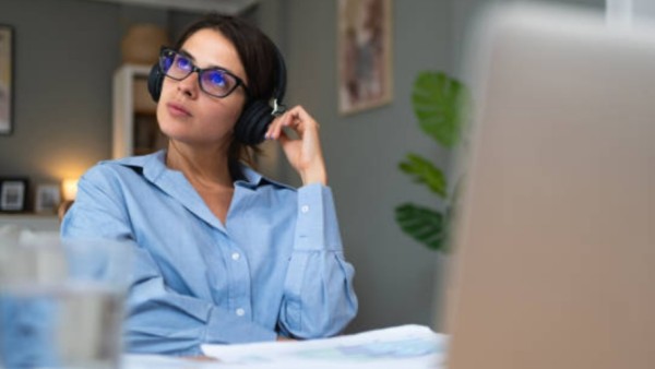 Penelitian ini menjadi kabar baik bagi banyak orang yang hidup dengan ADHD. Alih-alih dianggap sebagai kelemahan, kini mereka dapat melihat potensi besar di balik pikiran yang terus bergerak.