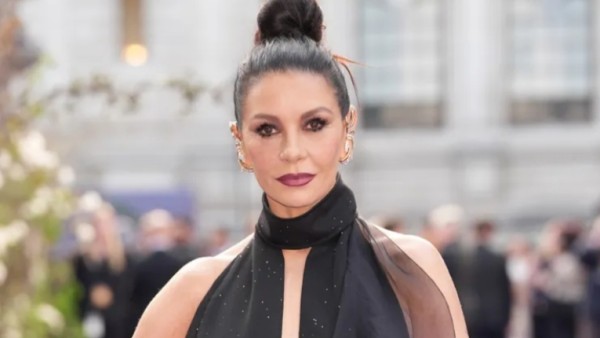 Penampilan Catherine kali ini membuktikan bahwa gaya glamor tak harus selalu di karpet merah. Dengan swimsuit berpotongan dalam, kacamata hitam, dan topi besar, ia menunjukkan bahwa usia hanyalah angka, dan keanggunan sejati datang dari rasa percaya diri.