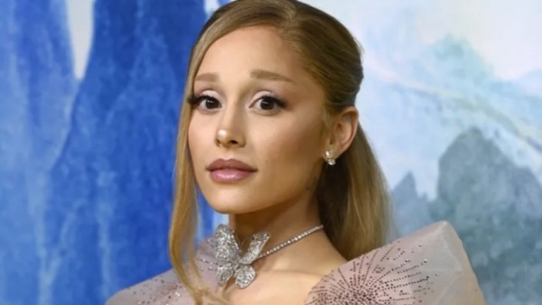 Ariana Grande tampil memukau di tur promosi Wicked: For Good dengan gaun pink fuzzy rancangan 16arlington.