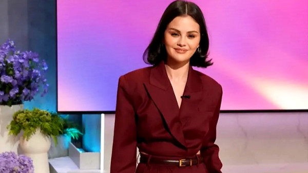 Dalam penampilannya di The Jennifer Hudson Show, penyanyi dan aktris berbakat ini mengenakan jumpsuit burgundy berpotongan seksi dari desainer Ronny Kobo. Busana bergaya office siren ini sukses menonjolkan sisi dewasa dan profesional Selena tanpa kehilangan sentuhan glamornya.