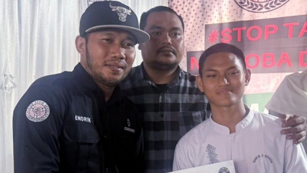 Ketua Yayasan Catatan Akhir Sekolah (CAS) Endrik Saputra, memakai topi/Foto: Istimewa